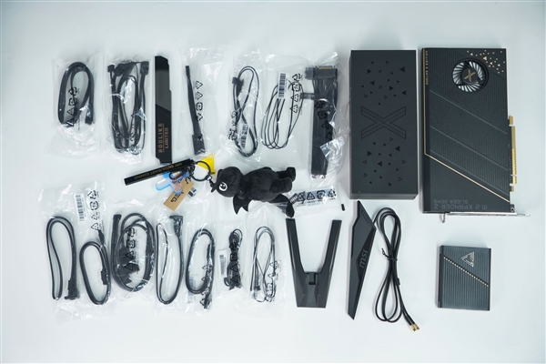 限量1000块!微星MEG X870E GODLIKE X EDITION主板图赏