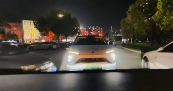 女子误踩油门被华为AEB刹停 小艺疯狂提醒“请抬脚”