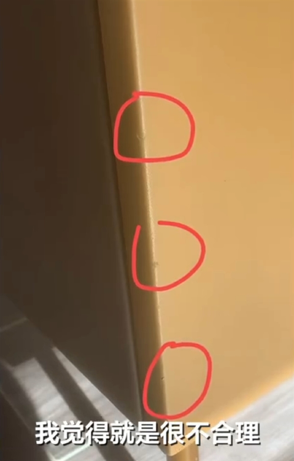 入住宠物友好酒店退房后遭“提灯定损”:拒退1000元押金 另收500元清洁费