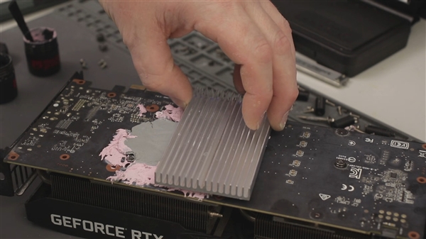 RTX 2060装上双CPU塔式散热器:热点温度骤降35°C!