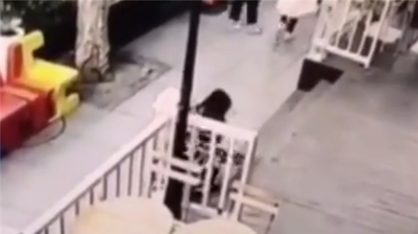 女子低头玩手机摔伤起诉商家索赔6万 商家该担责吗?法院判了