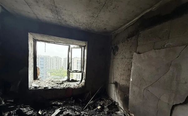 小伙深夜给女友拔罐烧光屋子 打翻酒精瓶该怎么办?