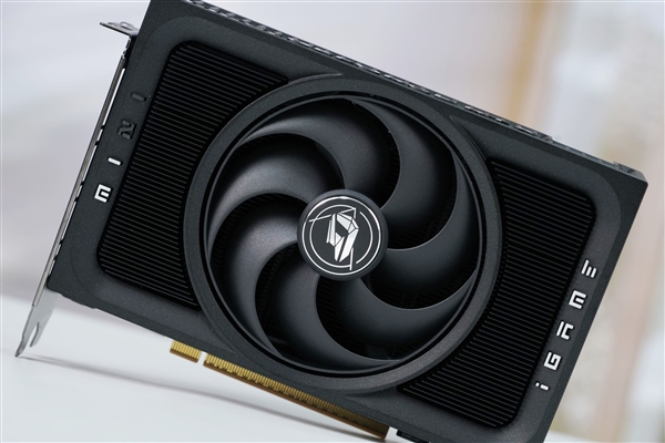 ITX性能小钢炮!七彩虹RTX 5070 Mini OC 12GB图赏