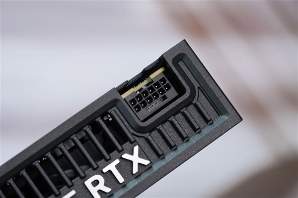 ITX性能小钢炮!七彩虹RTX 5070 Mini OC 12GB图赏