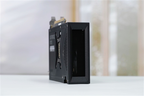 ITX性能小钢炮!七彩虹RTX 5070 Mini OC 12GB图赏