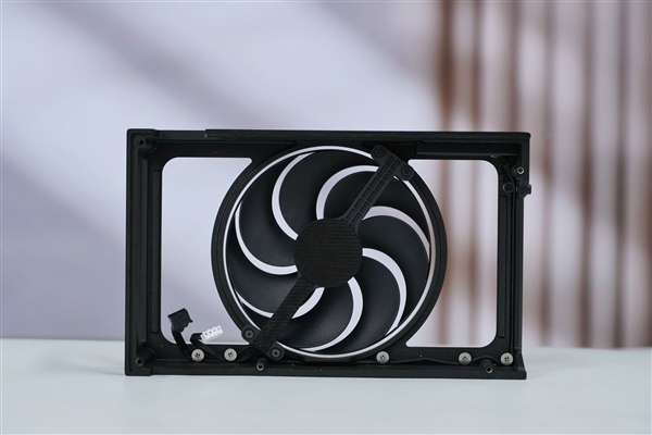 ITX性能小钢炮!七彩虹RTX 5070 Mini OC 12GB图赏