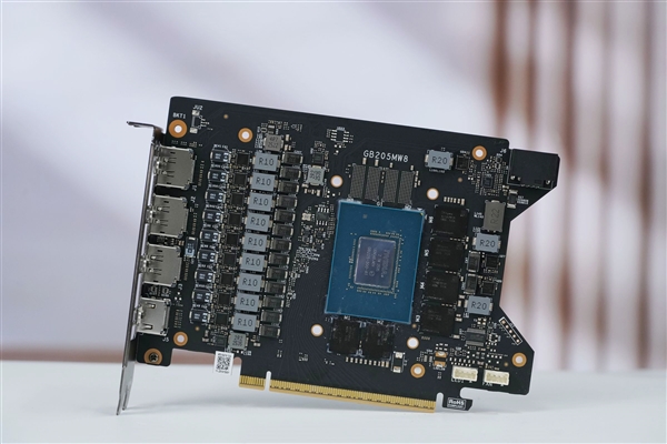 ITX性能小钢炮!七彩虹RTX 5070 Mini OC 12GB图赏