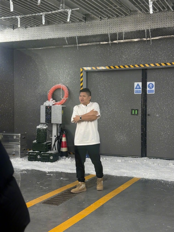 韩路整活:零下25℃横评60到16000元羽绒服 穿短袖开场