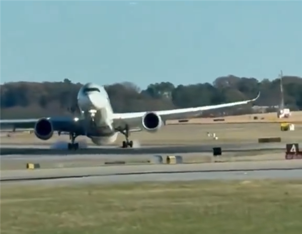 惊险！一空客客机在美国遇强风艰难降落 复飞时机尾险擦地