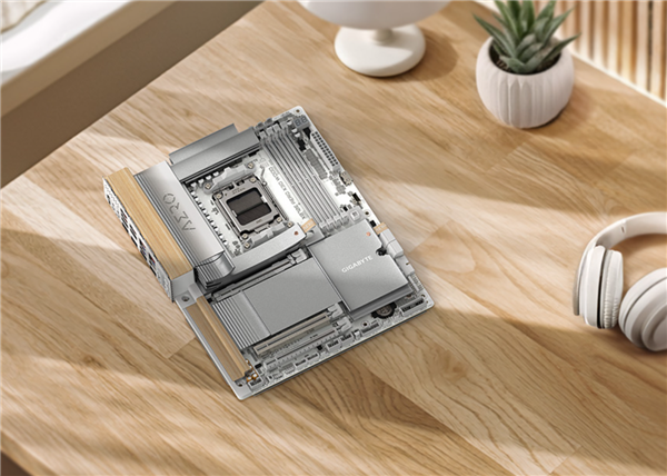 主板用上木头、皮革:技嘉X870E AERO X3D WOOD开售!定价3999元