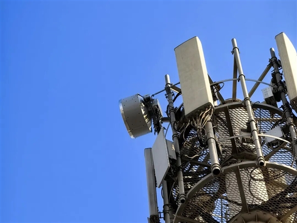 微波媲美光纤！华为25Gbps E-band技术首次5.5G规模化应用