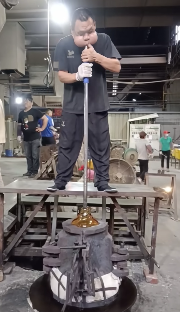 男子工厂吹玻璃30年肌肉拉伤严重：腮帮肿大成“青蛙王子”