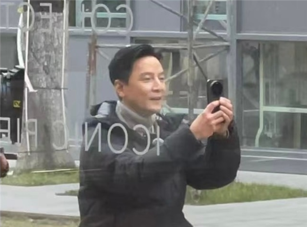 吴彦祖手持小米17 Ultra现身！