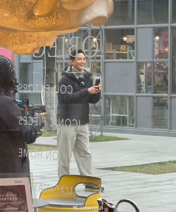 吴彦祖手持小米17 Ultra现身！