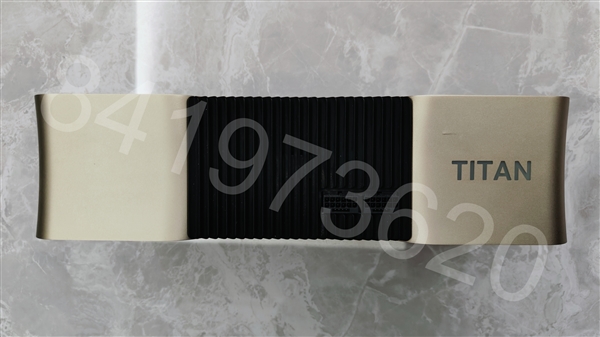 Titan Ada巨卡原型现身:48GB显存、四插槽、900W供电