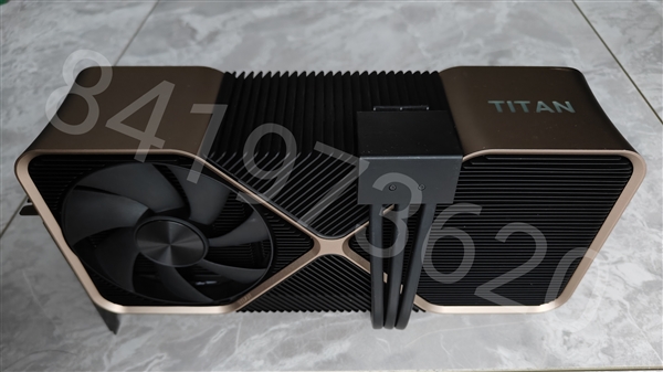 Titan Ada巨卡原型现身:48GB显存、四插槽、900W供电