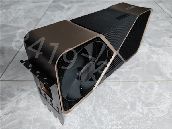 Titan Ada巨卡原型现身:48GB显存、四插槽、900W供电