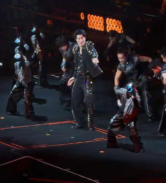 6台宇树人形机器人登台王力宏演唱会：还会韦伯斯特空翻