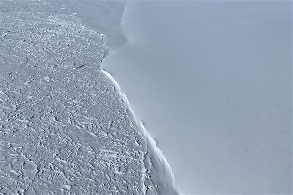 罕见!3.8℃把哈尔滨冰雕暖化了