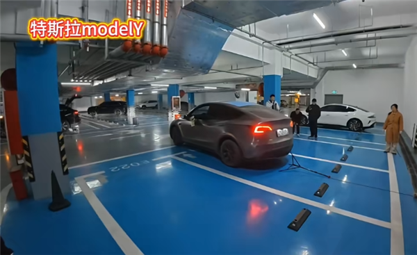 车位内放一铁架子 多款热门车实测自动泊车：只有特斯拉没翻车