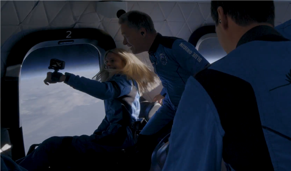 史上首次！美国蓝色起源将截瘫女工程师送入太空