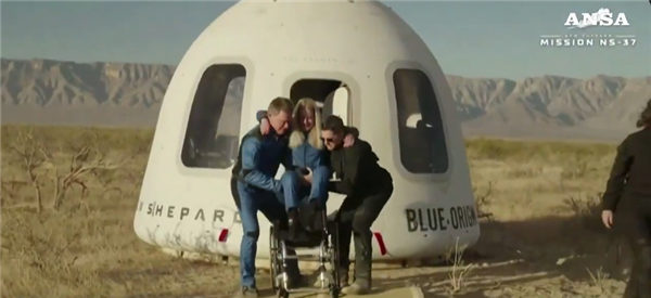 史上首次！美国蓝色起源将截瘫女工程师送入太空