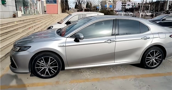 洒水车溅起石子砸坏私家车 车主损失4千多！责任该咋判