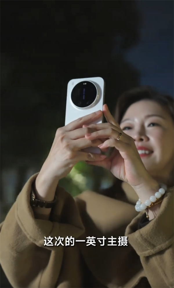 新一代夜神杀到！小米17 Ultra真机全网首秀：大圆Deco、白色机身优雅