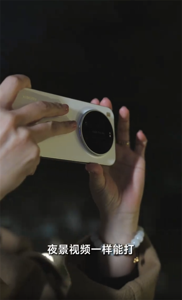 新一代夜神杀到！小米17 Ultra真机全网首秀：大圆Deco、白色机身优雅