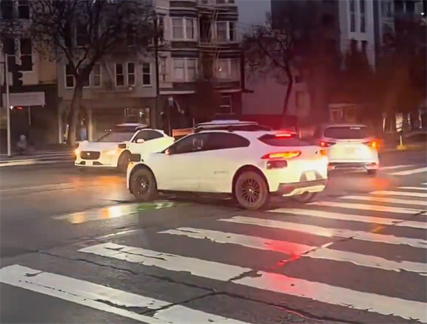  Waymo自动驾驶出现史诗级丑闻 博主：特斯拉FSD实测不会卡死