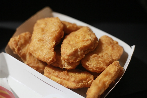 宠物狗上桌啃生肉：烤肉店停业3天