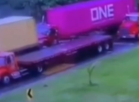 哥伦比亚男孩下车方便躲过灭门车祸 半挂卡车失控追尾