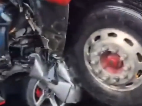 哥伦比亚男孩下车方便躲过灭门车祸 半挂卡车失控追尾