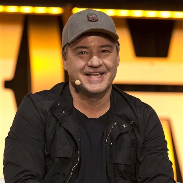 《使命召唤》联合创始人开法拉利撞护栏起火身亡 事发视频公布