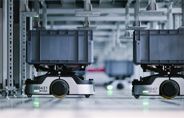 京东物流首个海外智狼仓在英国投用：部署近200台智狼机器人