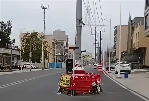 男生骑电动自行车不减速撞上马路中间电线杆致重伤引热议:防不胜防