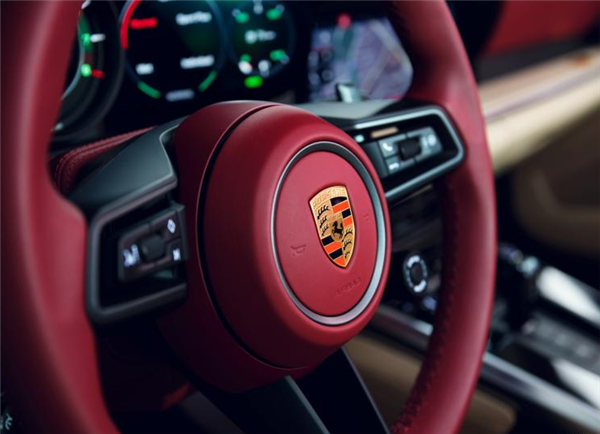 中原保时捷中心疑关门跑路 母公司回应：我们不会跑的 负责到底