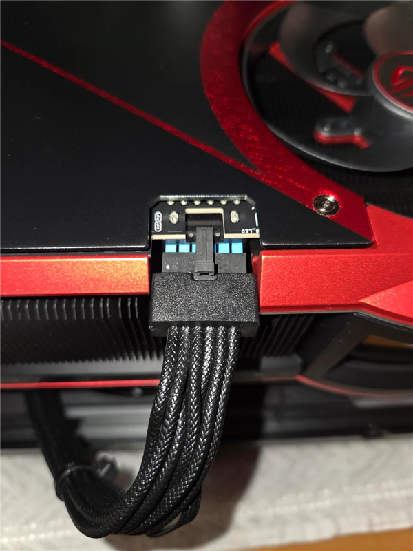 用户吐槽RTX 5090插线难 官方回应:接口偏移是设计的一部分