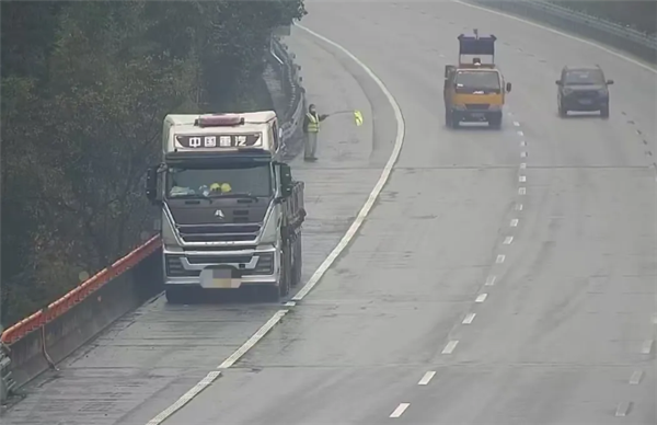 缺油别慌！半挂车司机徒步下高速买油 交警：这类拖车免费