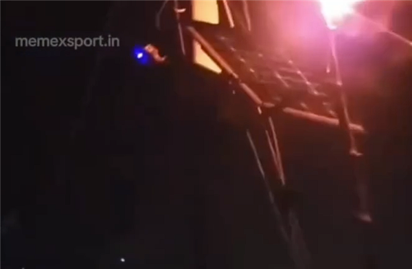 印度男子夜举火把给太阳能板充电:成功点亮LED指示灯