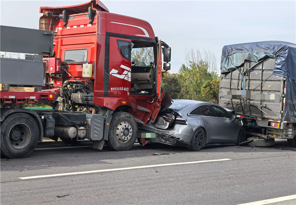 智界S7遭大货车夹心撞 车主：人没事 已换新R7