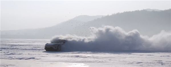 小米YU7冰面全网首漂：人车合一 堪比大片