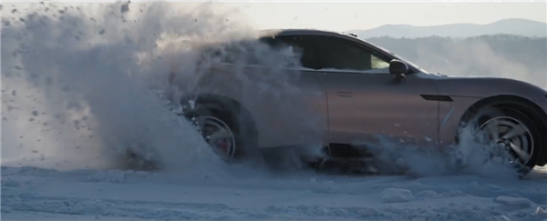 小米YU7冰面全网首漂：人车合一 堪比大片