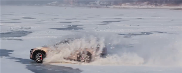 小米YU7冰面全网首漂：人车合一 堪比大片