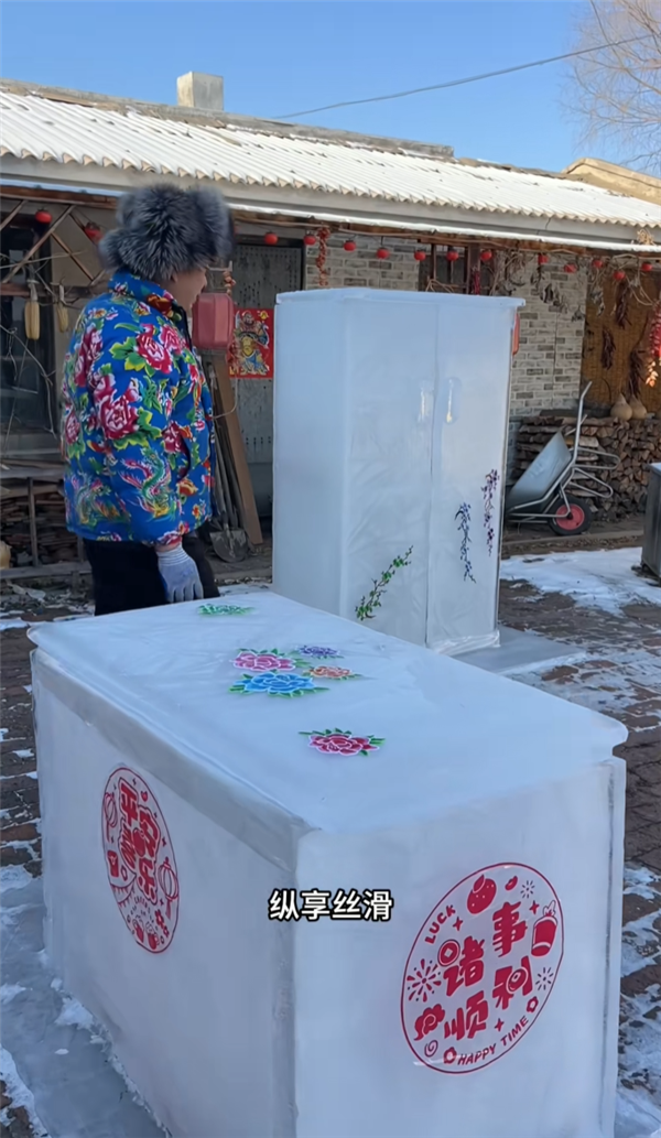 哈尔滨男子手搓纯冰大冰箱:纯天然冷冻 0级能耗