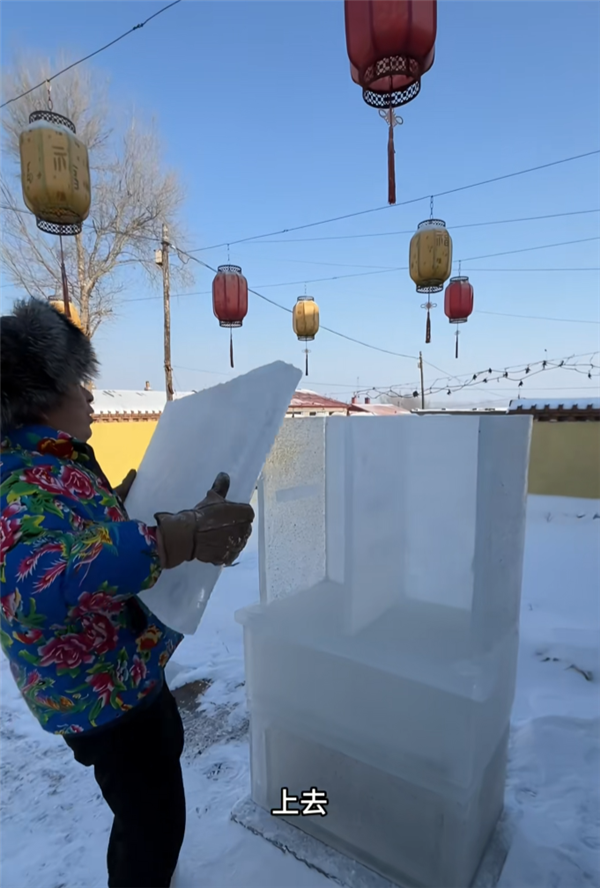 哈尔滨男子手搓纯冰大冰箱:纯天然冷冻 0级能耗