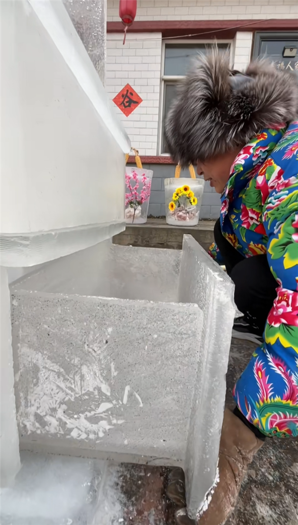 哈尔滨男子手搓纯冰大冰箱:纯天然冷冻 0级能耗