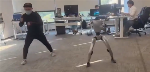 宇树G1机器人测试时突然踹工程师一脚 马斯克评论“笑哭”表情