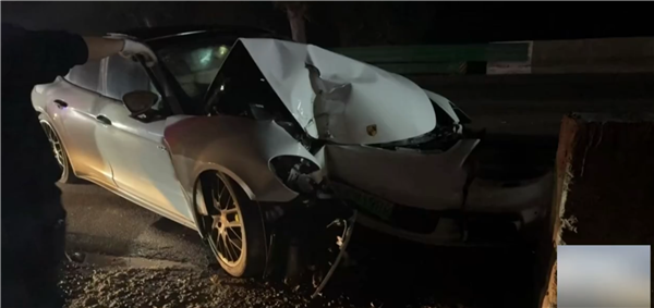 保时捷出事故保险公司让报废 但只赔100万保额的一半！车主不干了