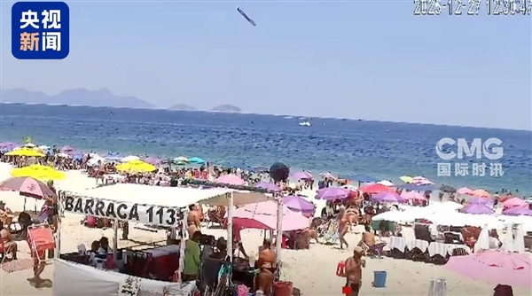 巴西里约著名海滩附近一飞机坠海 飞行员死亡